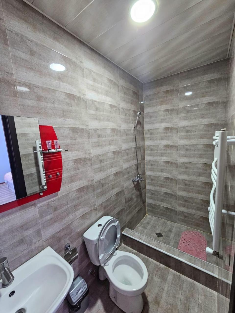 Discover Kazbegi Hotel מראה חיצוני תמונה